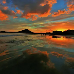 https://frente-a-playa-de-el-medano-1.adeje-hotels.com